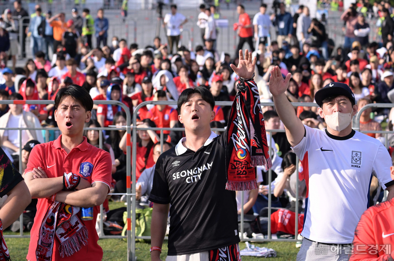 2023 국제축구연맹(FIFA) 20세 이하(U-20) 월드컵 4강전 한국과 이탈리아의 경기가 열린 가운데 9일 오전 서울 광화문 광장에서 시민들이 거리응원을 하고 있다. 이상섭 기자