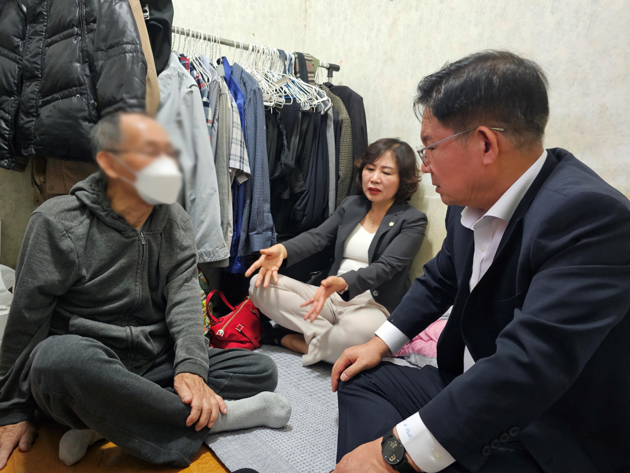 서울 마포구는 열악한 주거환경에 있는 독거어르신에게 임시 거소인 ‘마포 징검다리 주택’을 제공했다고 9일 밝혔다. 사진은 박강수 마포구청장이 독거어르신을 직접 방문하는 장면. [마포구 제공]