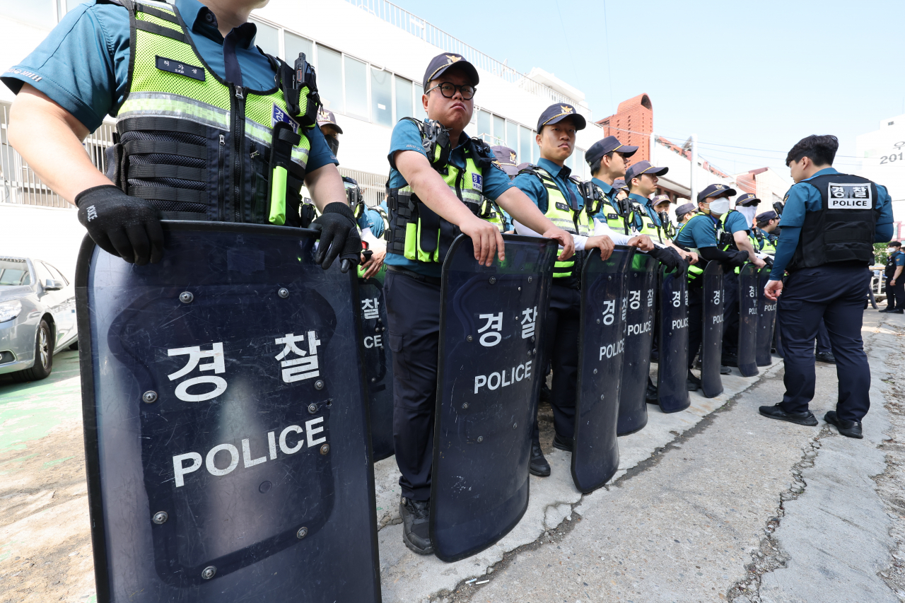 도심 불법집회를 수사하는 경찰이 집시법 위반으로 민주노총 건설노조에 대한 압수수색을 진행 중인 9일 오전 서울 영등포구 대림동 전국건설노동조합 앞에서 경찰이 대기하고 있다. [연합]