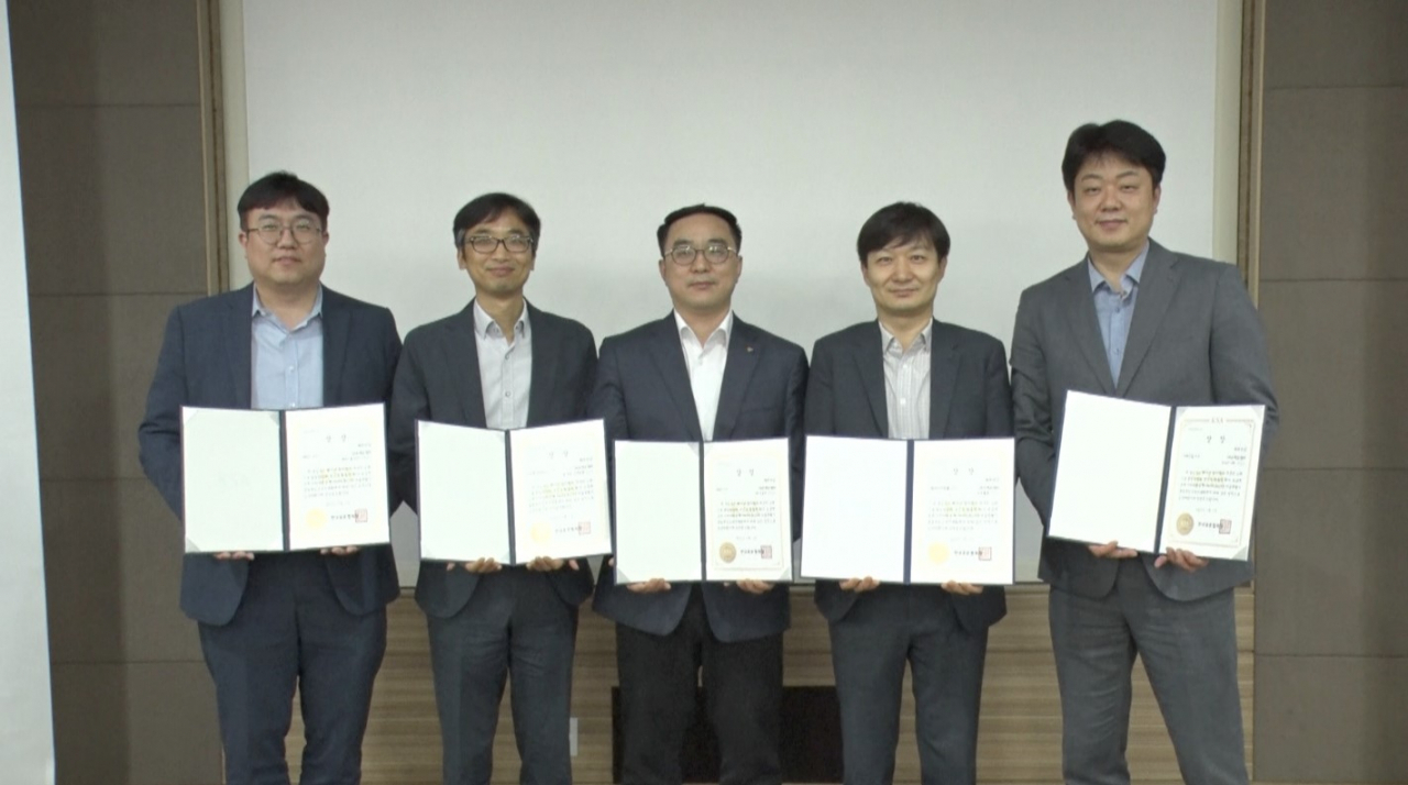 지난 2일 서울시 강남구 한국기술센터에서 열린 2023년 서울특별시 품질분임조 경진대회에서 최우수상을 수상한 DB손해보험 각 분임조 담당자들이 기념촬영을 하고 있다. [DB손해보험 제공]