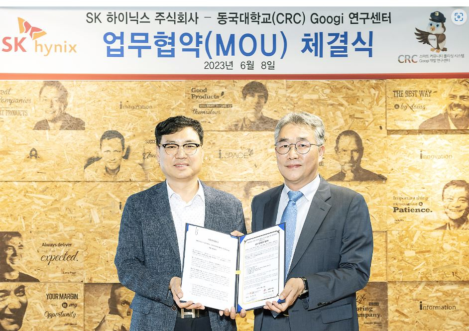 김형수(오른쪽) SK하이닉스 안전보건환경담당 부사장과 임중연(왼쪽) 동국대학교 CRC 센터장이 지난 8일 동국대에서 산업 안전사고 예방 등을 위한 스마트 기술 공동 연구 협약(MOU)을 체결했다. [SK하이닉스 뉴스룸]