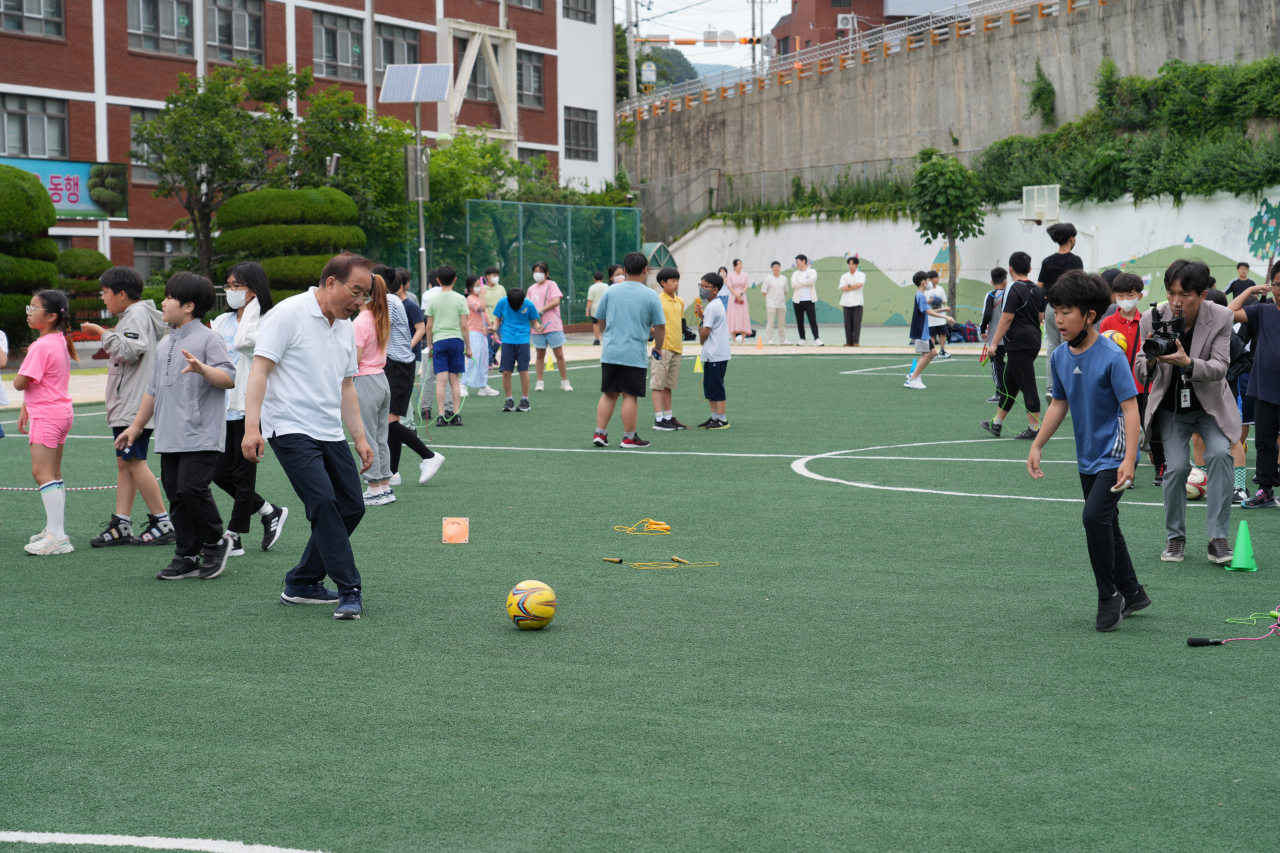 하윤수 부산시교육감(왼쪽)이 지난 8일 부산 사하구 승학초등학교 운동장에서 학생들과 직접 아침 체인지 활동에 참여하고 있다. [사진=부산교육청]