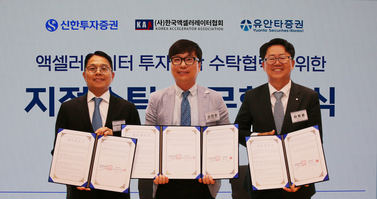 왼쪽부터 궈밍쩡 유안타증권 대표이사, 신진오 한국액셀러레이터협회 협회장, 이병열 신한투자증권 IPS그룹장 [유안타증권 제공]