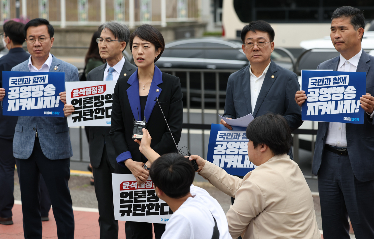 더불어민주당 고민정 언론자유대책특별위원장 등이 7일 용산 대통령실 앞에서 KBS 수신료 분리징수 반대 기자회견을 하고 있다. [연합]