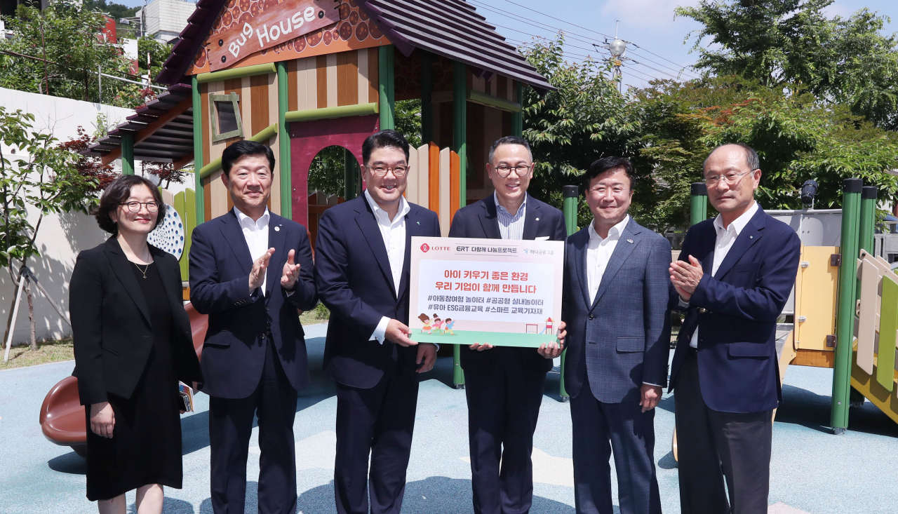 왼쪽 두번째부터 우태희 대한상의 상근부회장과 이은형 하나금융그룹 부회장, 이동우 롯데지주 부회장이 지난 8일 전남 여수시립 미평 하나어린이집에서 기념촬영을 하고 있다. [대한상의 제공]