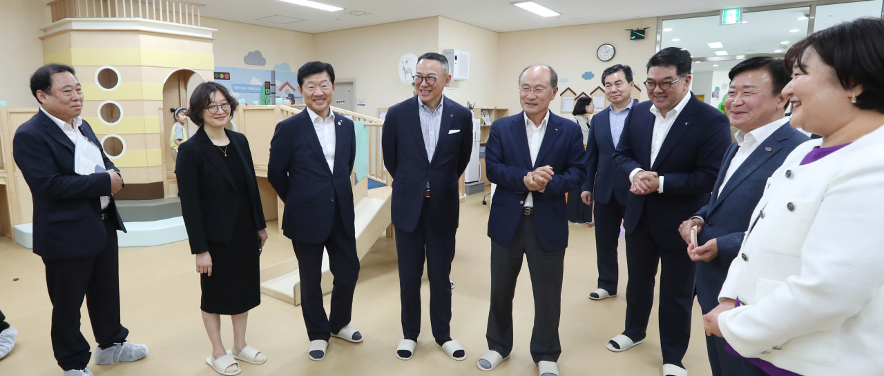 우태희(왼쪽 세번째) 대한상의 상근부회장과 이동우(왼쪽 네번째) 롯데지주 부회장, 이은형(오른쪽 세번째) 하나금융그룹 부회장이 지난 8일 전남 여수 육아종합지원센터를 방문해 시설물들을 둘러보고 있다. [대한상의 제공]