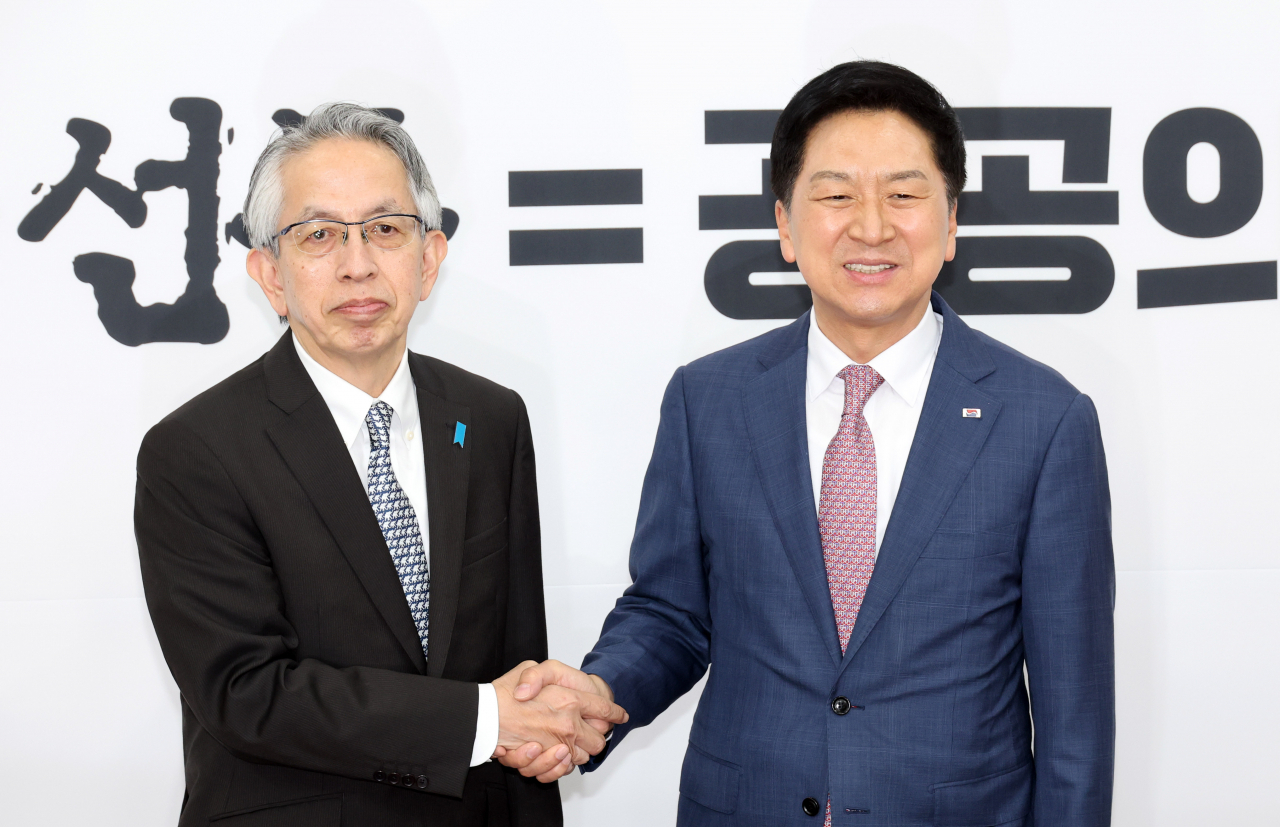 김기현 국민의힘 대표가 8일 오후 서울 여의도 국회에서 아이보시 고이치 주한일본대사의 예방을 받고 악수하고 있다. [연합]