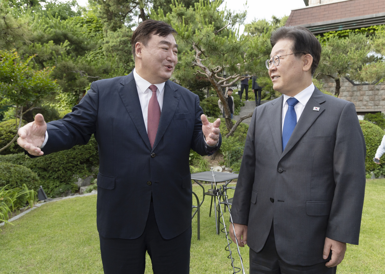 이재명 더불어민주당 대표가 8일 저녁 성북구 중국대사관저에서 싱하이밍 주한 중국대사를 만나고 있다. [연합]