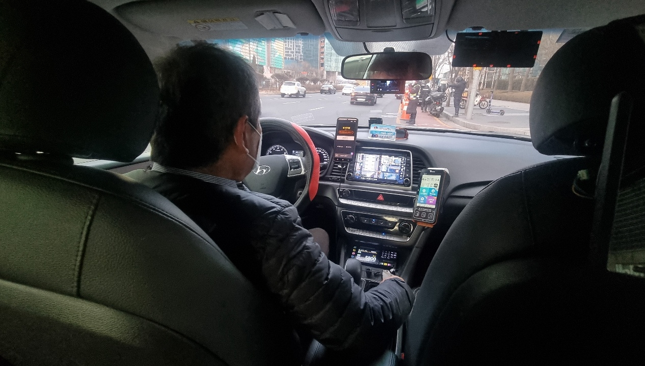 지난 22일 서울 영등포구 여의도동에서 택시기사 정모(74)씨가 콜 대기를 기다리고 있다. 이날 정씨가 오전 5시부터 오후 5시까지 12시간 가량 일해서 벌어들인 수입은 9만9000원이었다. 김빛나 기자