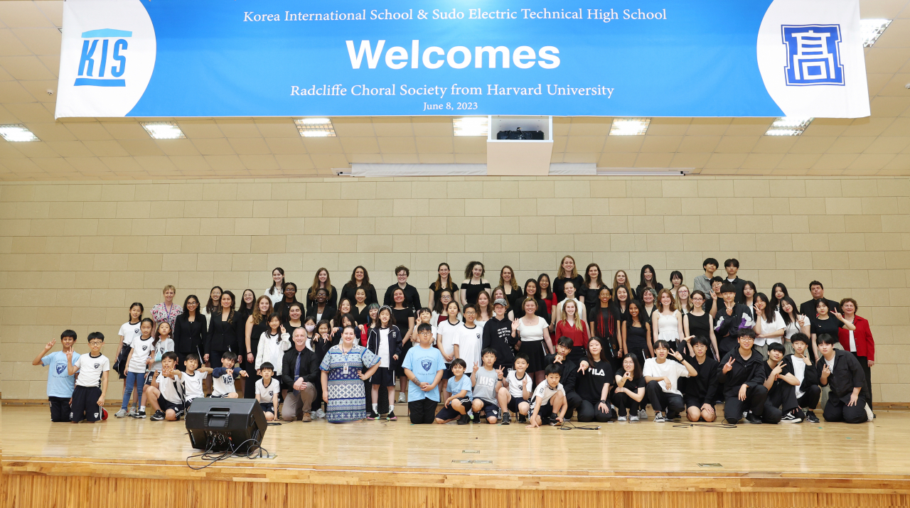 한국외국인학교(KIS) 초청 하버드대 RCS 합창단과 관람객들이 기념촬영하고 있다. [KIS 제공]
