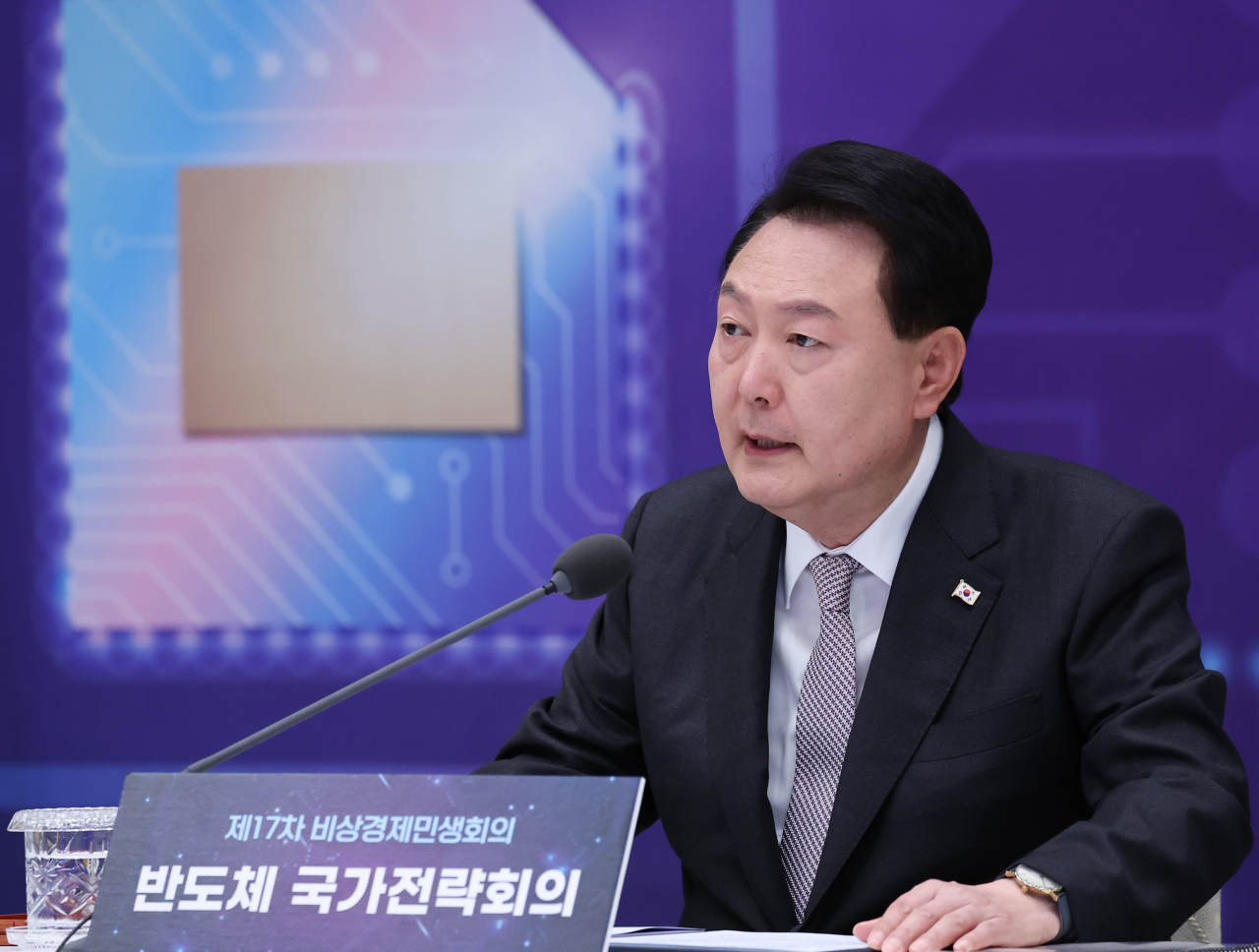 윤석열 대통령이 8일 청와대 영빈관에서 열린 제17차 비상경제민생회의 겸 반도체 국가전략회의에서 발언하고 있다. [연합]