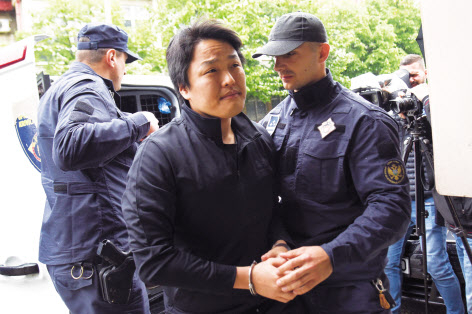 지난달 11일 몬테네그로 수도 포드고리차 지방법원으로 호송되고 있는 권도형(32) 테라폼랩스 대표 [EPA]