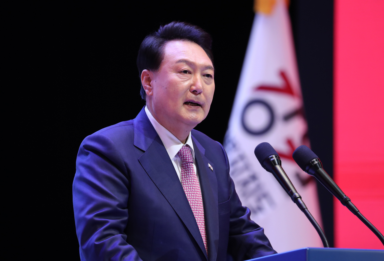 윤석열 대통령이 9일 강원 춘천시 강원대학교 백령아트센터에서 열린 강원특별자치도 출범 기념식에서 축사하고 있다. [연합]