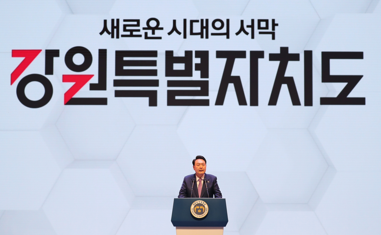 윤석열 대통령이 9일 강원 춘천시 강원대학교 백령아트센터에서 열린 강원특별자치도 출범 기념식에서 축사하고 있다. [연합]