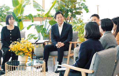 오세훈 서울시장이 난임시술 성공 부부 등 난임 당사자, 난임 치료 전문가 등과 만나 이야기를 듣고 있다. [서울시 제공]
