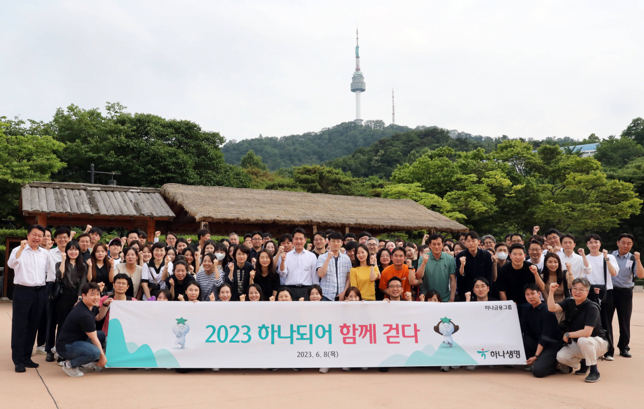 하나생명 전 임직원이 8일 서울 남산길 산책행사에서 기념사진을 촬영하고 있다. [하나생명 제공]