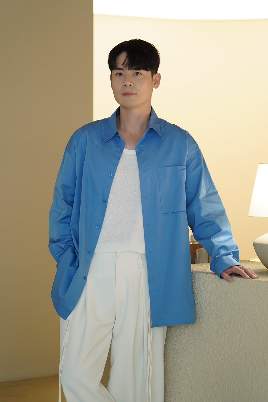 남성사중창단을 뽑은 경연 프로그램 ‘팬텀싱어3’ 우승팀인 라포엠 리더이자 솔로가수 유채훈이 새 앨범으로 돌아왔다. 그는 “하얀 도화제에 마음껏 칠할 수 있는 첫 단추 격인 앨범”이라고 했다. [모스뮤직 제공]