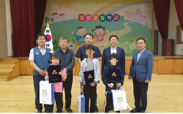 국가철도공단 강원본부가 9일 택백시 철암초등학교 재학생들에게 장학금 전달 행사를 마치고 기념촬영을 하고 있다.