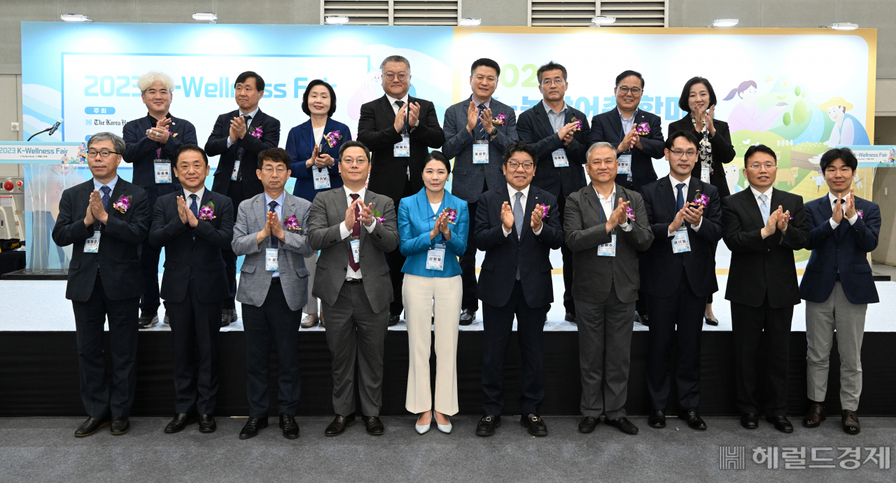 2023 K-Wellness Fair가 9일 경기도 수원시 수원컨벤션센터에서 열린 가운데 내빈들이 기념촬영을 하고 있다. 수원=임세준 기자
