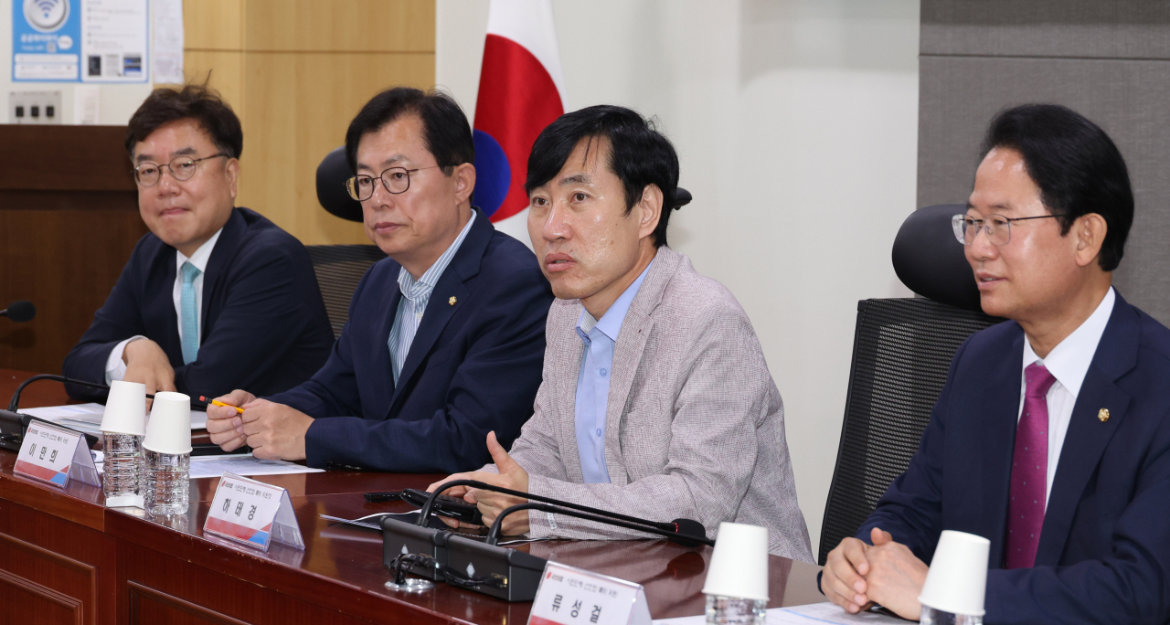 국민의힘 시민단체 선진화 특별위원회 4차회의가 9일 오전 서울 여의도 국회 의원회관에서 하태경 위원장 주재로 열리고 있다. 왼쪽부터 국민의힘의 서범수 의원, 이만희 의원, 하태경 위원장, 류성걸 의원. [연합]