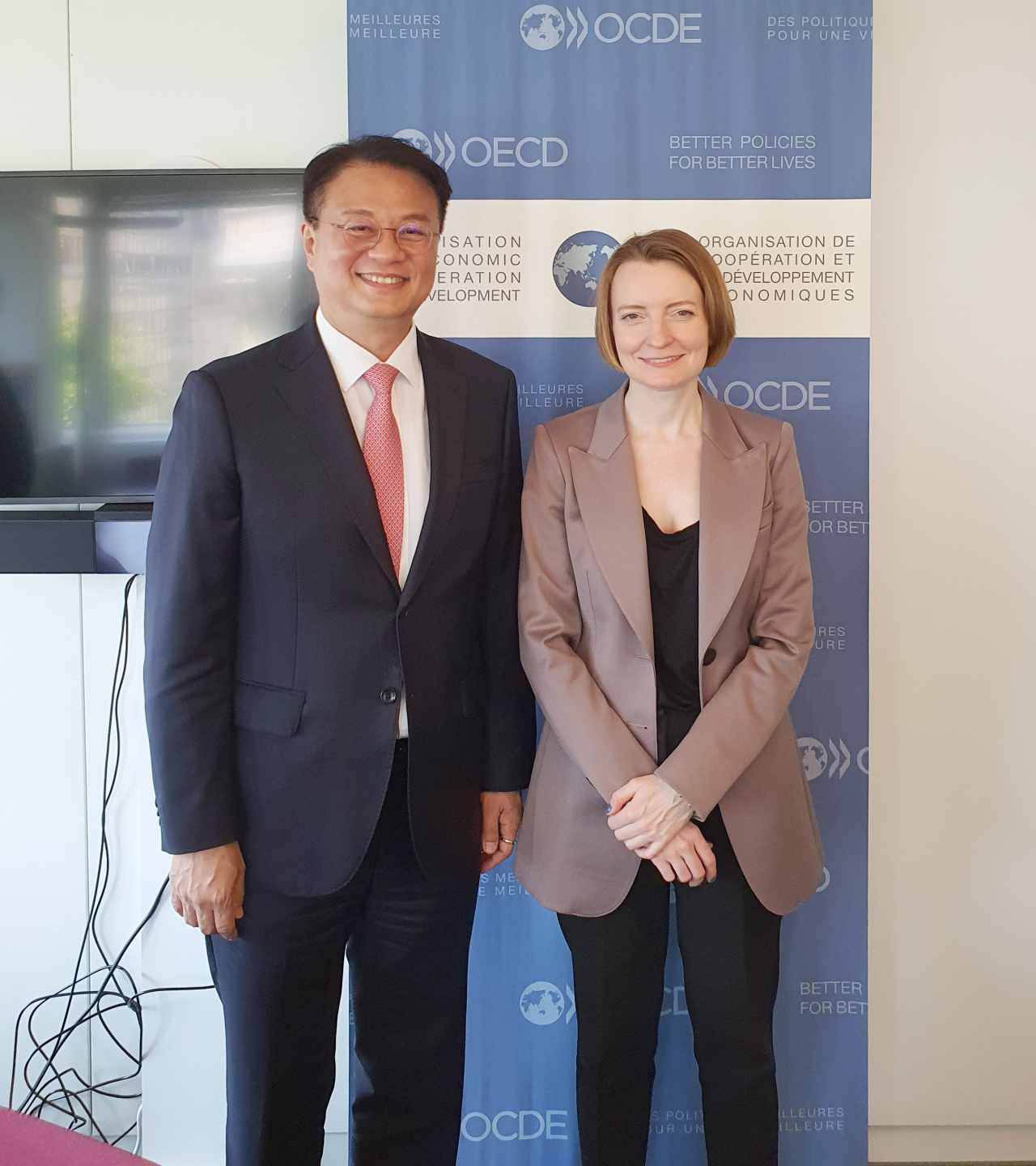 방기선 기획재정부 차관이 8일(현지시간) 프랑스 파리 경제협력개발기구(OECD) 총회에 참석, 클레어 롬바델리 OECD 수석이코노미스트와 기념촬영을 하고 있다.[기획재정부 제공]