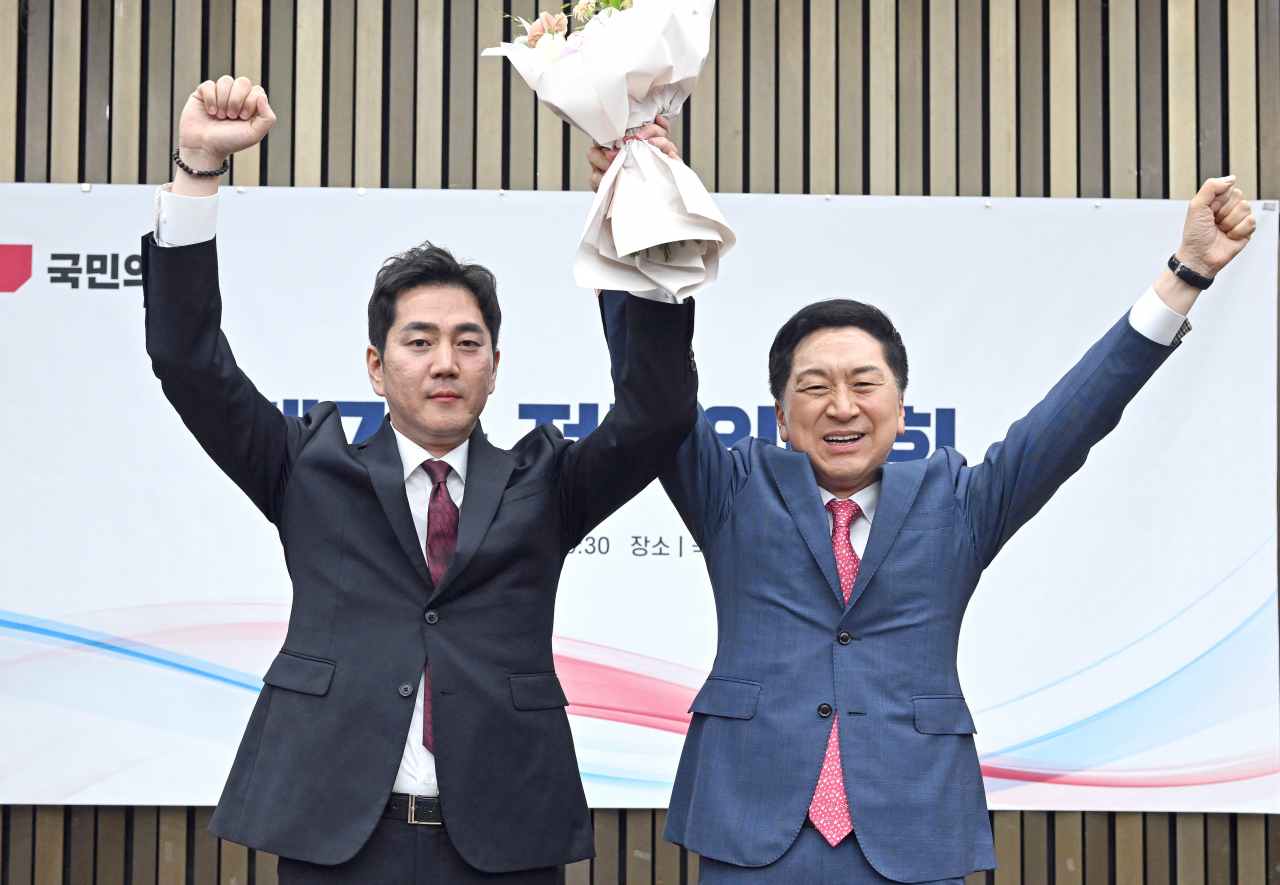 9일 국회에서 국민의힘 최고위원 보궐선거에서 당선된 김가람 당 청년대변인이 김기현 대표와 기념촬영을 하고 있다. [연합]
