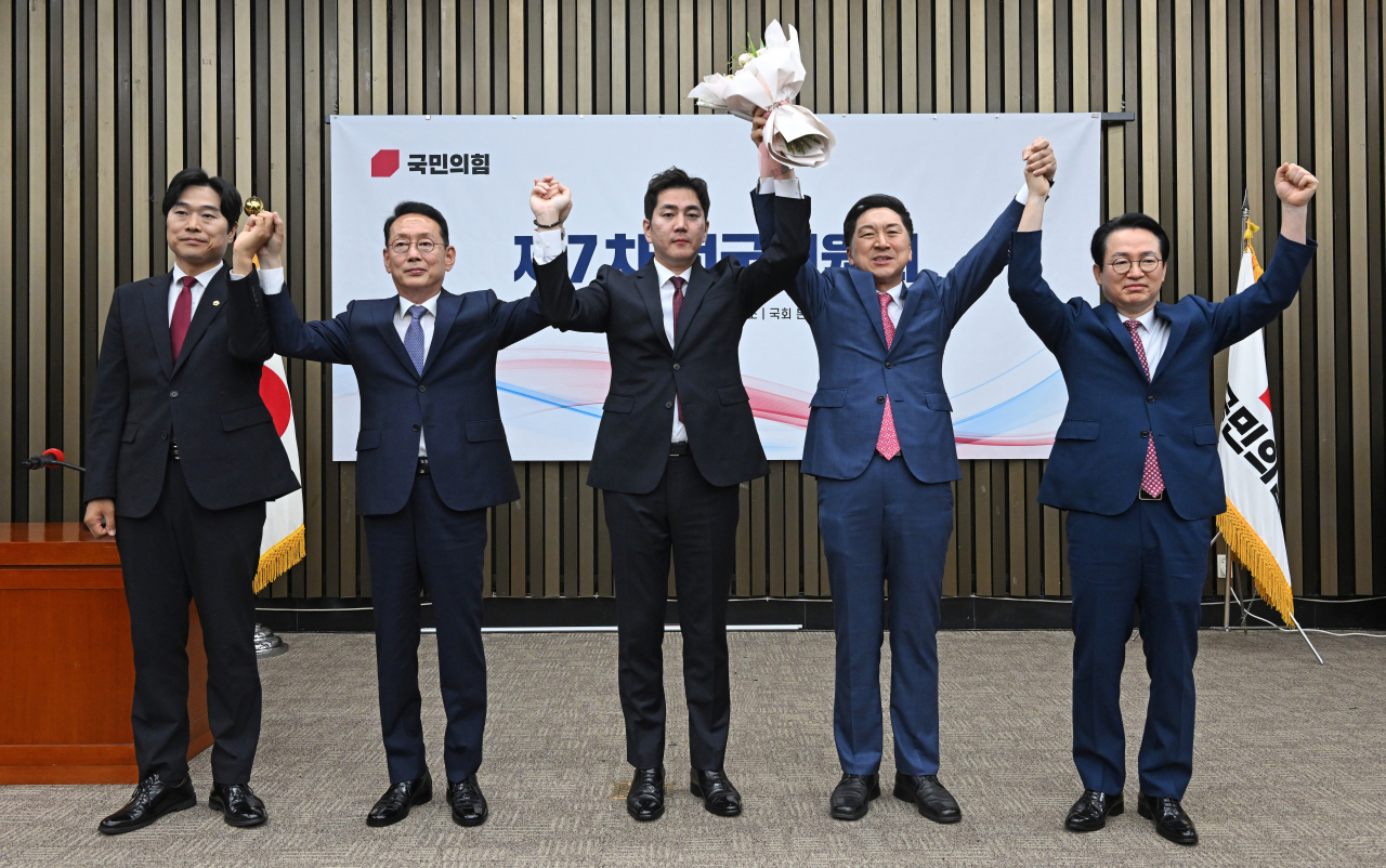 9일 국회에서 국민의힘 최고위원 보궐선거에서 당선된 김가람 당 청년대변인이 김기현 대표, 윤재옥 원내대표 등과 기념촬영을 하고 있다. [연합]