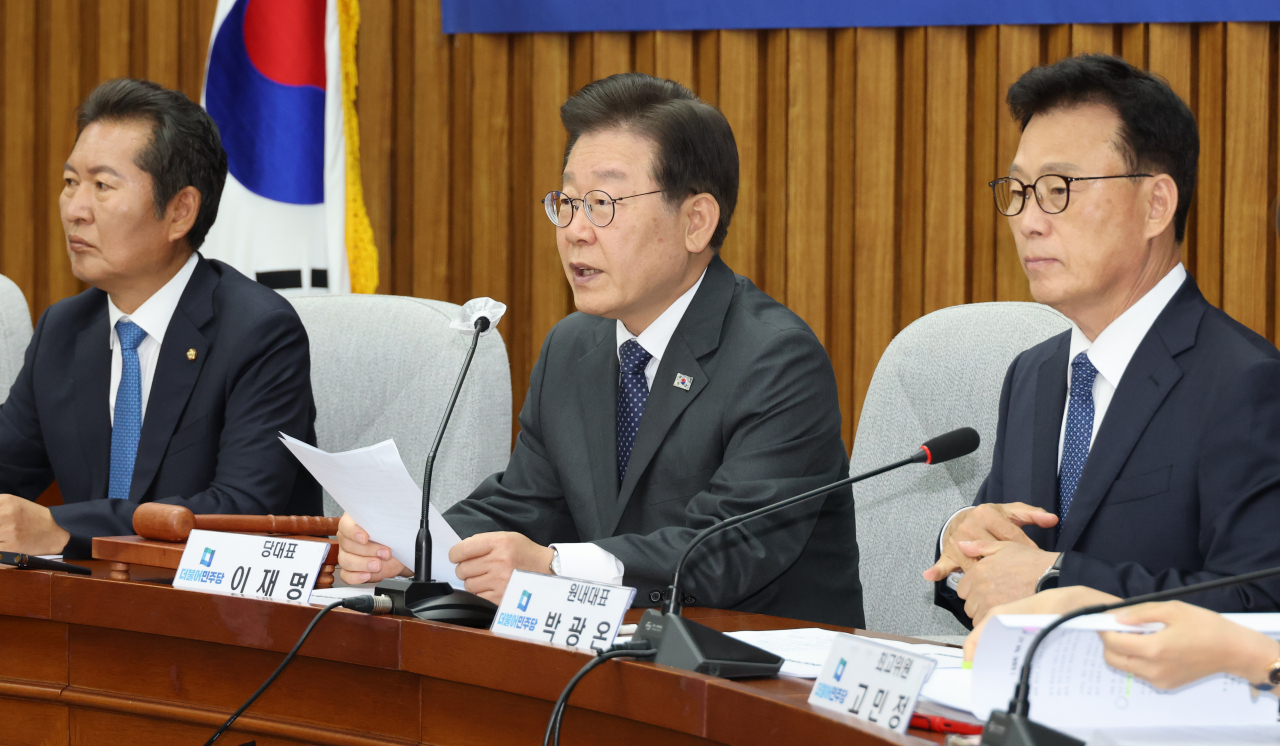 이재명 더불어민주당 대표가 9일 국회에서 열린 확대간부회의에서 발언하고 있다. 오른쪽은 박광온 원내대표.[연합]