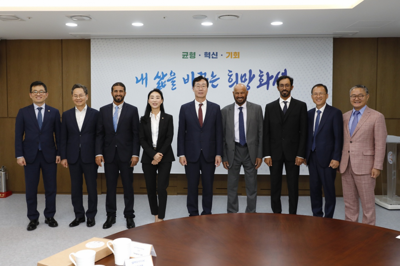 왼쪽부터 엘텍유브이씨 안정동 상무, 화성산업진흥원 김광재 원장, 알파탄 에너지 이사(Marwan Abdulla Mohamed Jumma Almarzooqi), 엘텍유브이씨 이지영 대표, 정명근 화성시장, 알파탄 홀딩 인베스트먼트 회장 (Mohamed Rashed Musabbah Alremeithi), 알파탄 엘텍유브이씨 그린에너지 회장(Khaled Mohamed Rashed Musabbah Alremeithi), 화성도시공사 김근영 사장, 알파탄 에너지 이양수 대표.[화성시 제공]