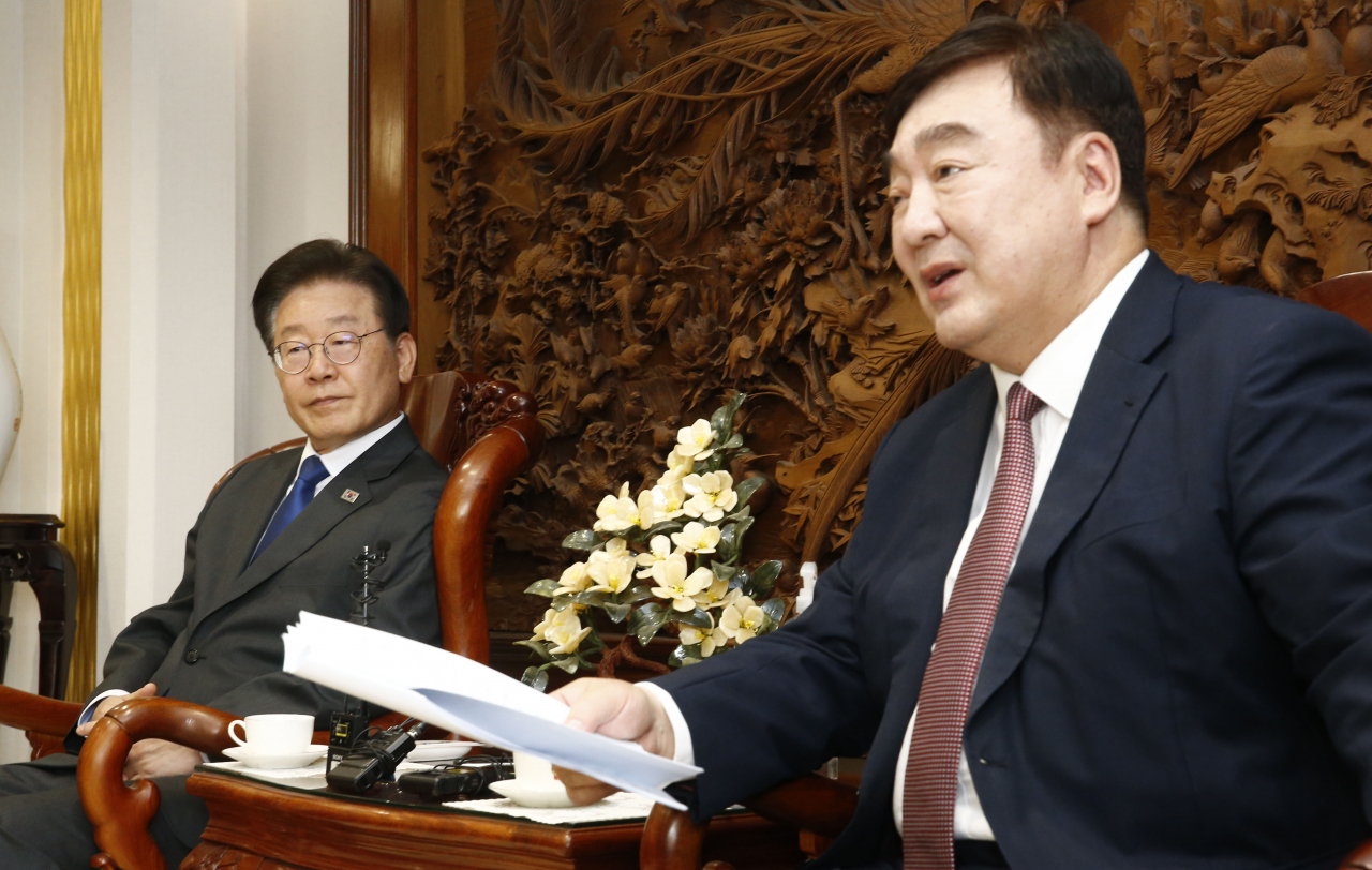 이재명 더불어민주당 대표가 8일 저녁 성북구 중국대사관저에서 싱하이밍 주한 중국대사를 만나고 있다. [연합]