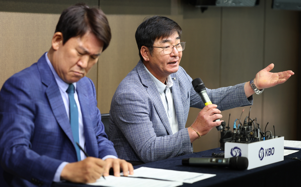 류중일 아시안게임 야구 대표팀 감독(오른쪽)이 9일 오후 서울 강남구 야구회관에서 열린 항저우 아시안게임 야구 대표팀 명단 발표 기자회견에서 취재진 질문에 답하고 있다.왼쪽은 조계현 강화위원장. 연합뉴스