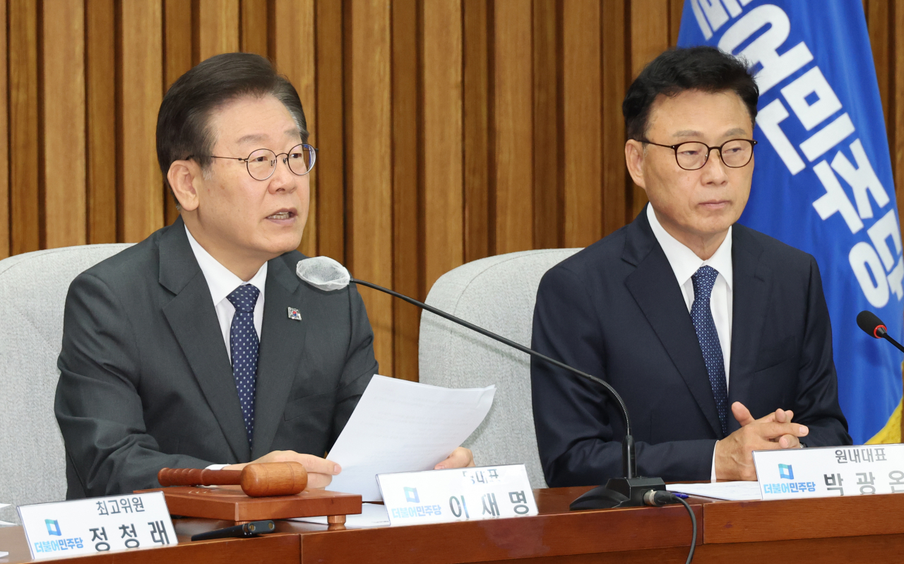 9일 국회에서 열린 민주당 확대간부회의에 이재명 대표와 박광온 원내대표가 참석하고 있다. [연합]