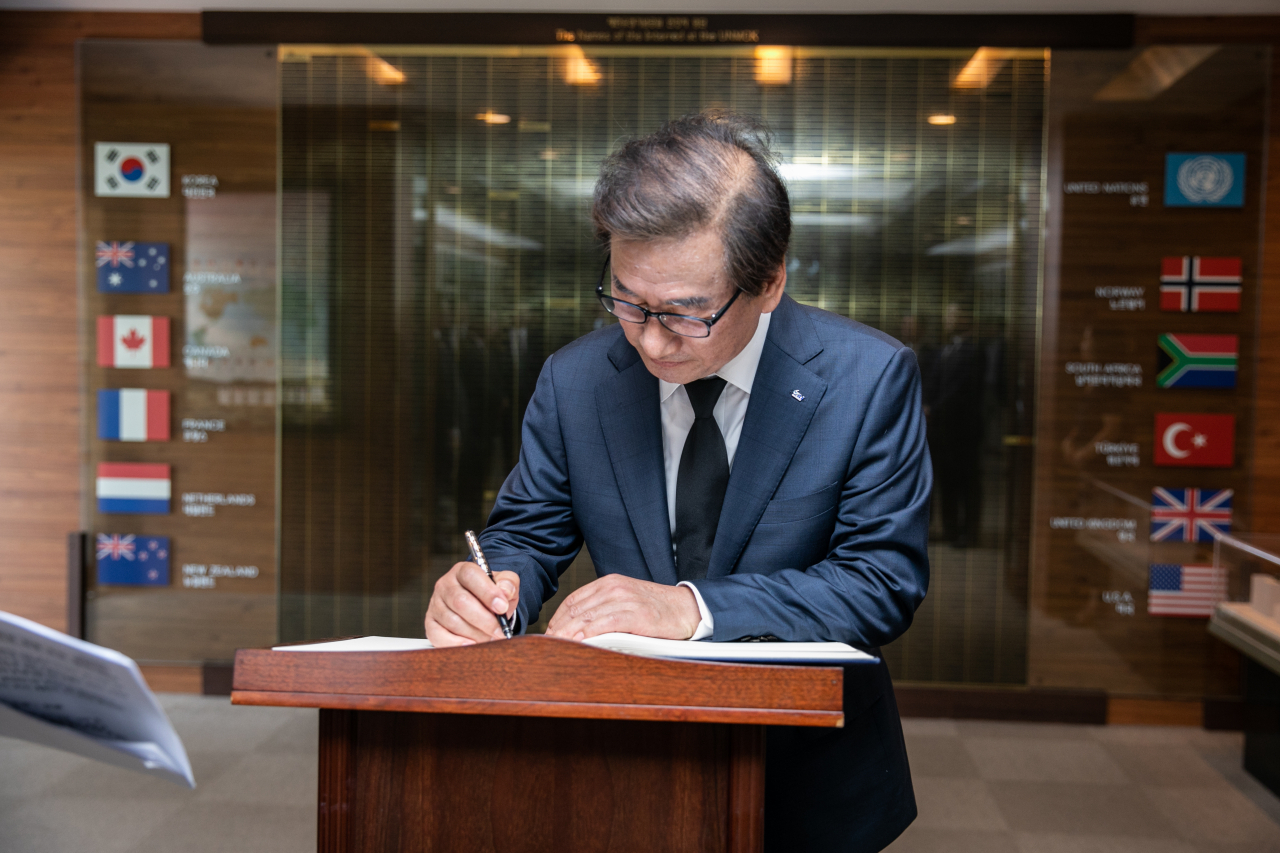 강구영 KAI 사장이 호국보훈의 달을 맞아 9일 임직원들과 유엔기념공원을 방문해 방명록을 작성하고 있다. [KAI 제공]