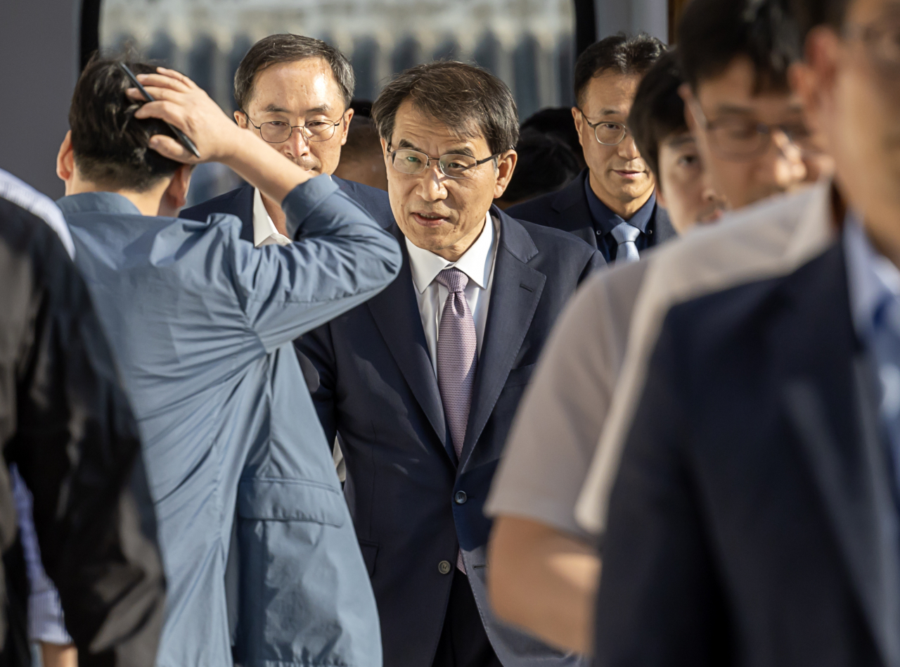 노태악 중앙선거관리위원장이 9일 과천 중앙선거관리위원회에서 열린 회의를 마친 후 청사를 나서고 있다. 연합뉴스
