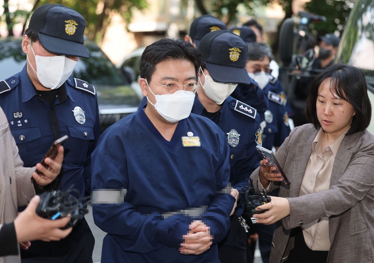 SG(소시에테제네랄)증권발 폭락 사태와 관련해 주가조작을 주도한 의혹을 받는 투자컨설팅업체 H사 라덕연 대표가 서울남부지방법원에서 열린 구속 전 피의자 심문(영장심사)에 출석하고 있다. 연합뉴스