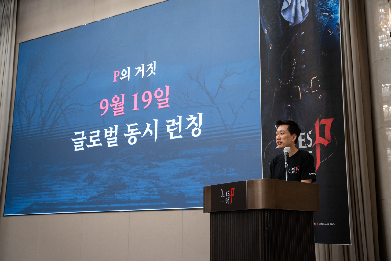 9일 오후 조선팰리스 서울 강남에서 열린 ‘P의 거짓’ 쇼케이스 현장에서 박성준 라운드8 스튜디오장이 발표하고 있다. [네오위즈 제공]