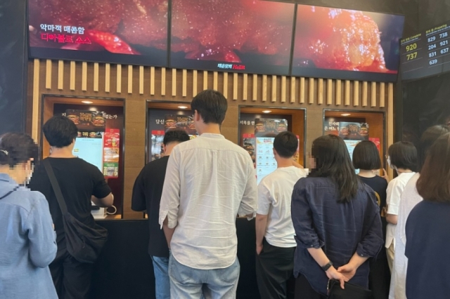 지난 5일 버거킹 선릉역점에서 디아블로 4 출시 기념 프로모션 세트를 구매하기 위해 매장을 찾은 팬들로 줄이 길어지고 있다. [이영기 기자/20ki@]
