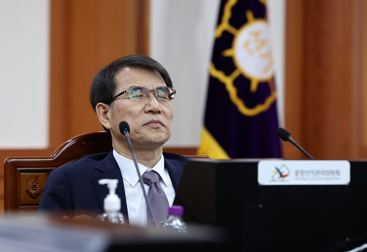 노태악 중앙선거관리위원장이 9일 과천 중앙선거관리위원회에서 열린 회의에 참석해 있다. 이날 회의에서 선관위는 전·현직 간부들의 '자녀 특혜채용 의혹'에 한해 감사원 감사를 부분 수용하기로 결정했다. [연합]