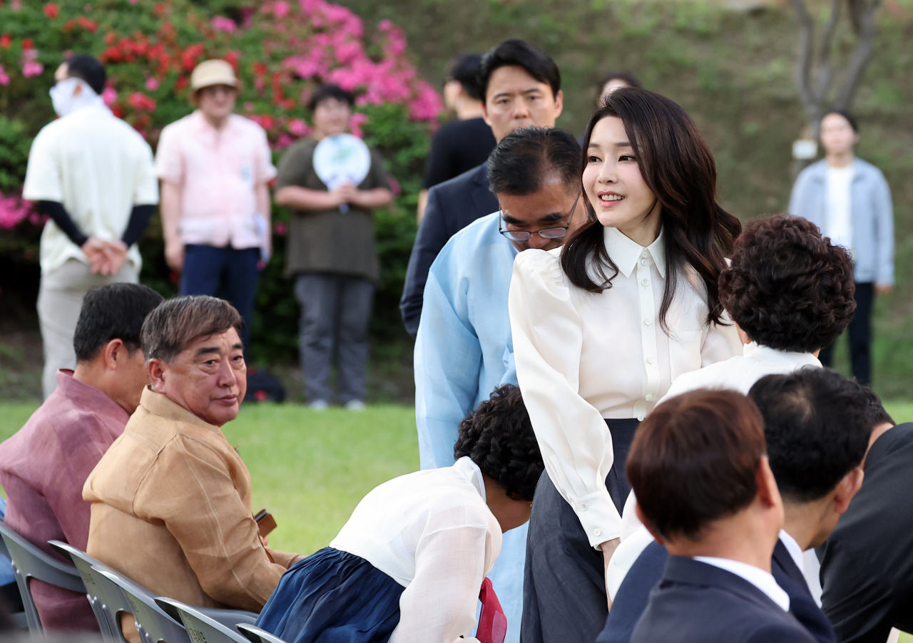 김건희 여사가 9일 오후 충남 서천군 한산모시관 이음무대에서 열린 제33회 한산모시문화제 개막식에 입장하고 있다. [연합]
