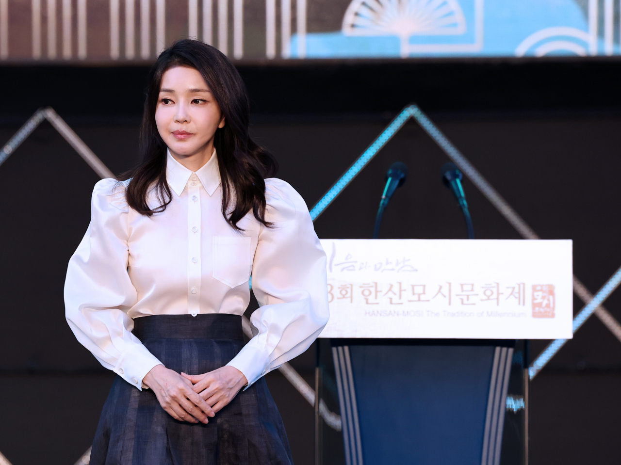김건희 여사가 9일 오후 충남 서천군 한산모시관 이음무대에서 열린 제33회 한산모시문화제 개막식에서 축사를 마친 뒤 단상을 내려가고 있다. [연합]