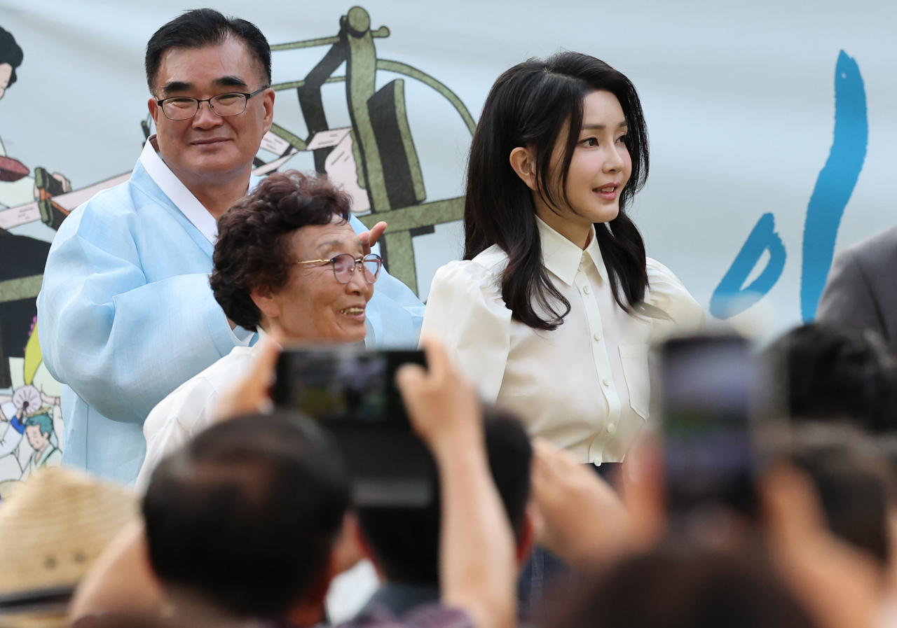 김건희 여사가 9일 오후 충남 서천군 한산모시관 이음무대에서 열린 제33회 한산모시문화제 개막식에 입장하고 있다. [연합]
