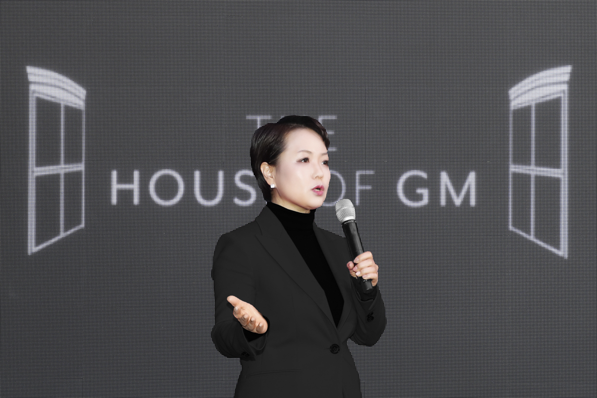 윤명옥 GM 한국사업장 전무가 ‘더 하우스 오브 지엠’ 투어에서 회사의 방향성을 설명하고 있다. [한국자동차기자협회 제공]