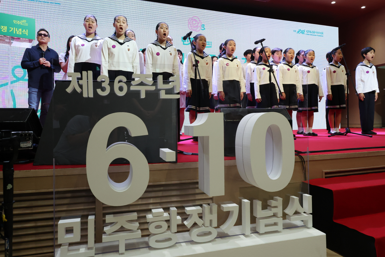 10일 오전 서울 명동대성당 꼬스트홀에서 '민주路 - 같이 걸어온 길, 다시 가야 할 길'을 주제로 열린 '제36주년 6·10 민주항쟁 기념식'에서 합창단이 '광야에서'를 부르고 있다. [연합]