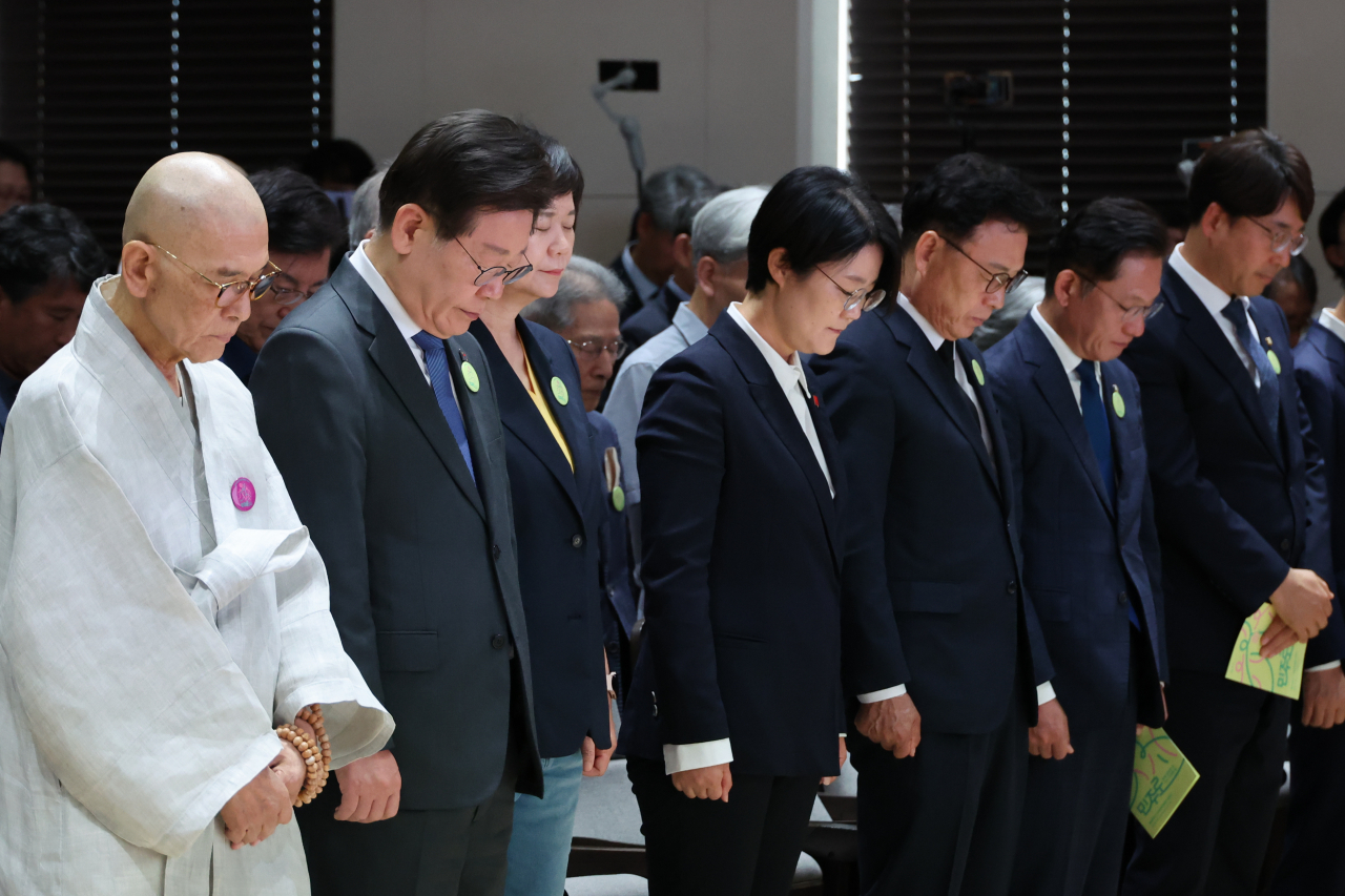 10일 오전 서울 명동대성당 꼬스트홀에서 '민주路 - 같이 걸어온 길, 다시 가야 할 길'을 주제로 '제36주년 6·10 민주항쟁 기념식'이 열리고 있다. 민주화운동기념사업회 이사장 지선스님과 더불어민주당 이재명 대표, 정의당 이정미 대표, 진보당 윤희숙 상임 대표 등 야당 지도부가 민주화운동 희생자를 기리며 묵념하고 있다. 연합뉴스