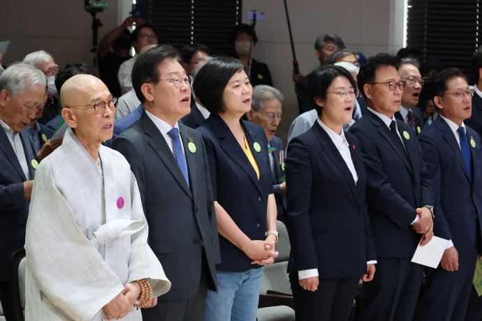 10일 오전 서울 명동대성당 꼬스트홀에서 ‘민주路 - 같이 걸어온 길, 다시 가야 할 길’을 주제로 ‘제36주년 6·10 민주항쟁 기념식’이 열리고 있다. 민주화운동기념사업회 이사장 지선스님(왼쪽부터)과 더불어민주당 이재명 대표, 정의당 이정미 대표, 진보당 윤희숙 상임 대표 등 야당 지도부가 ‘광야에서’를 합창하고 있다.[연합]