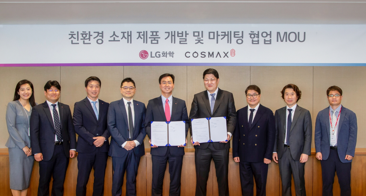 김상민(왼쪽 다섯번째) LG화학 전무와 이병만(왼쪽 여섯번째) 코스맥스 대표 등 참석자들이 지난 9일 업무협약 체결식에서 기념촬영을 하고 있다. [LG화학 제공]