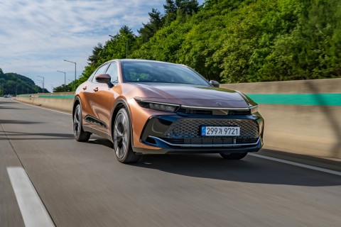 Toyota Crown Hybrid sets standard for hybrid cars