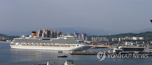 코스타 세레나호 속초항 입항.[연합]