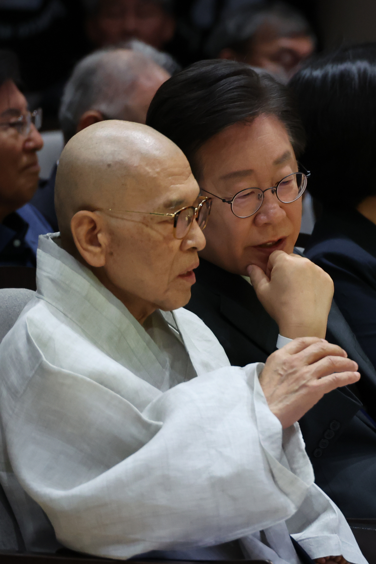 이재명 더불어민주당 대표가 10일 오전 서울 명동대성당 꼬스트홀에서 열린 '제36주년 6·10 민주항쟁 기념식'에서 민주화운동기념사업회 이사장 지선스님과 대화하고 있다. [연합]