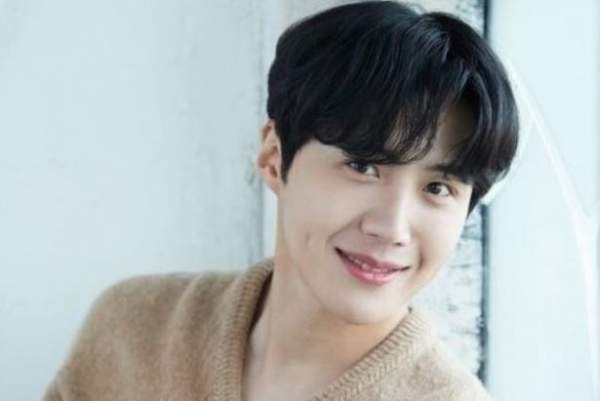 배우 김선호